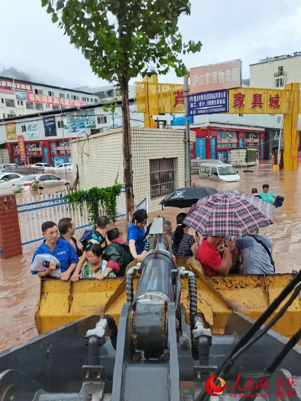 人民網報道:“我們是附近修路的央企,莫慌!”